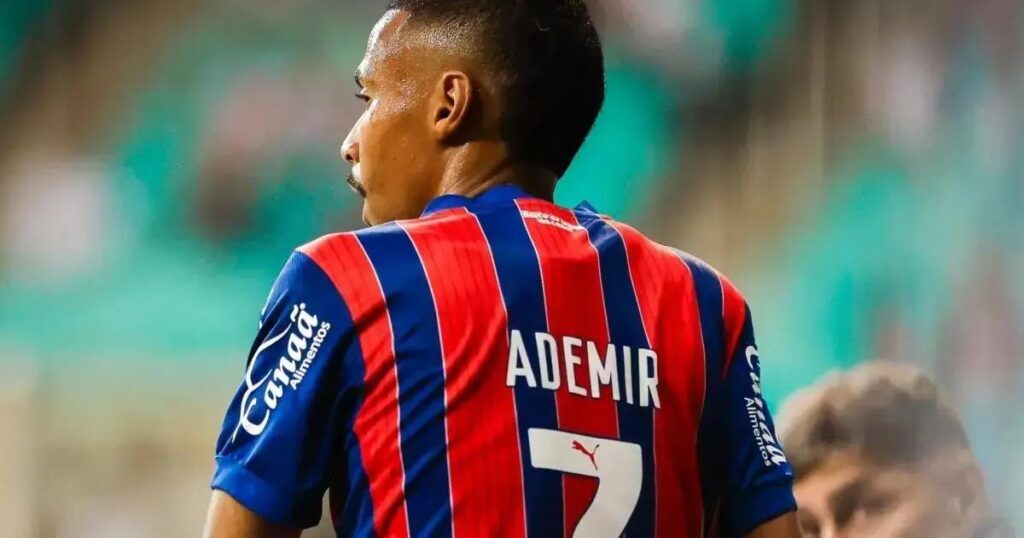Bahia renova contrato com Ademir e garante atacante até 2026