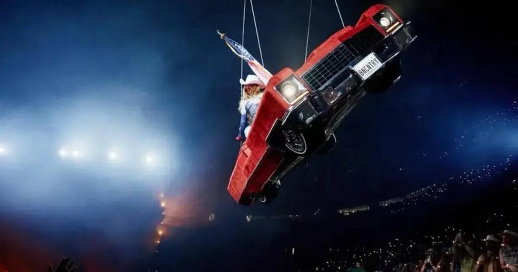 Beyoncé interrompe show após incidente com carro içado sobre o público