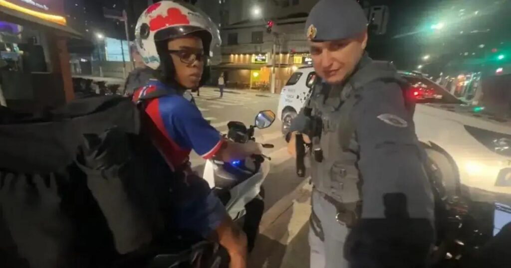 Boca de 09 é abordado pela polícia em São Paulo por pilotar moto sem CNH