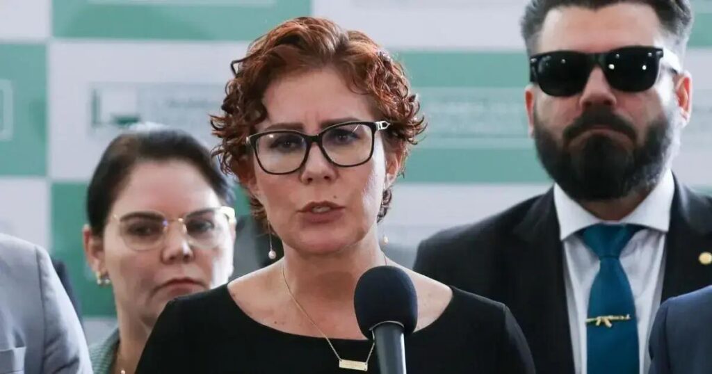 Câmara dos Deputados concede licença de 127 dias a Carla Zambelli