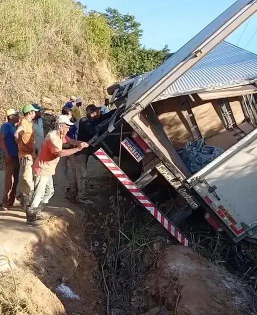 Caminhão cai em cratera na Goia, revelando condições precárias de estrada