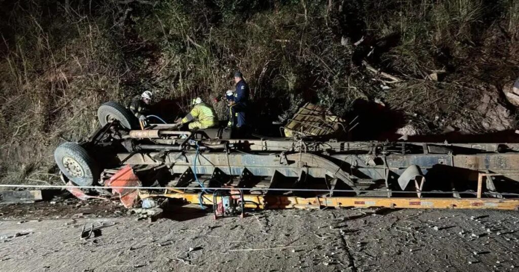 Caminhão-pipa tomba e causa resgate em Barreiras, na Bahia