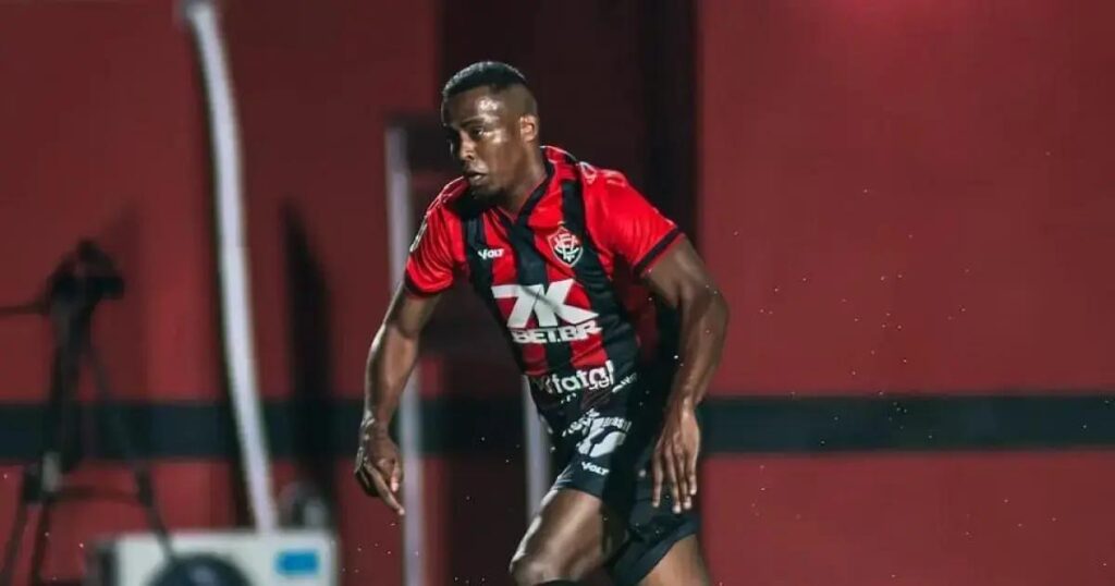 Carlos Eduardo se despede do Vitória sem marcar gols; possível destino revelado