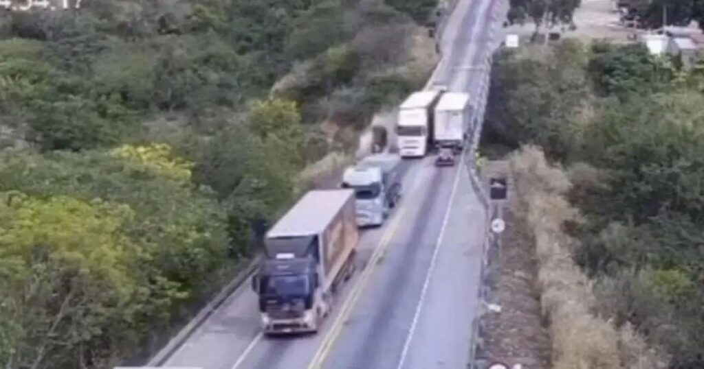 Carreta desgovernada provoca acidente com feridos na BR-116