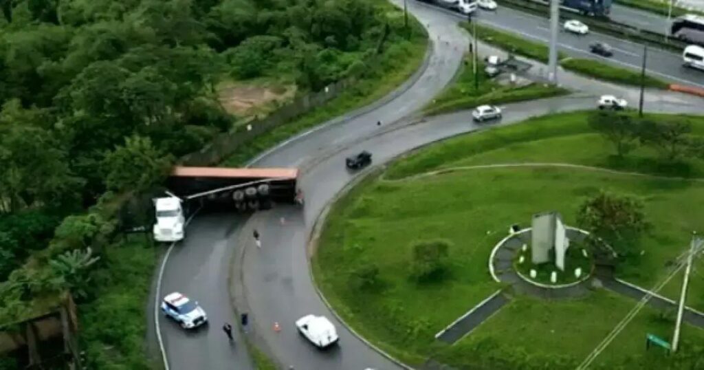 Carreta tomba na BR-324 e causa interdição na via de Valéria