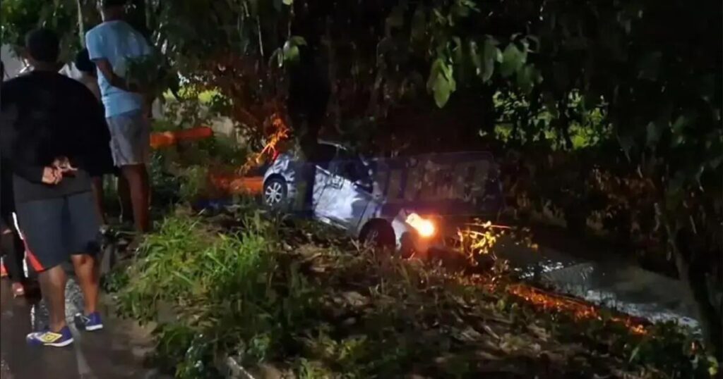 Carro colide com poste na Avenida 29 de Março em Salvador durante chuva