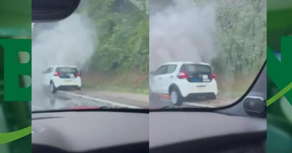 Carro pega fogo em frente ao Hospital Aeroporto sem causar feridos