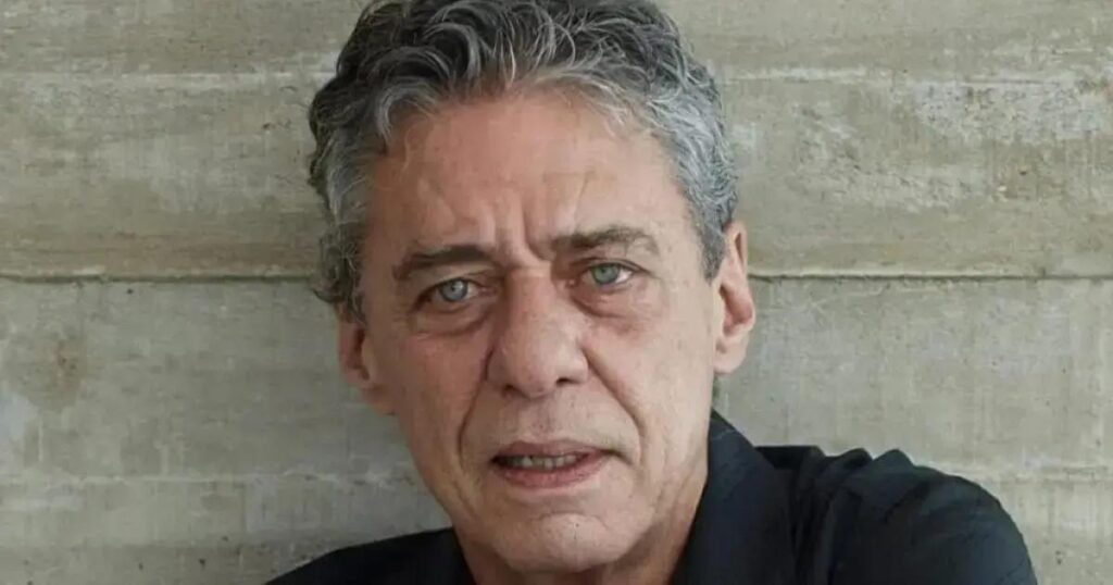 Chico Buarque recebe alta após cirurgia no crânio; artista já está em casa