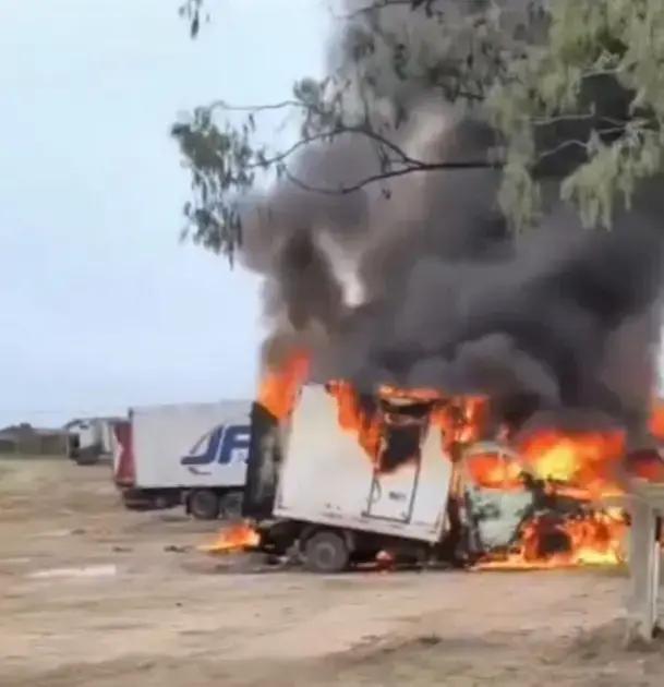 Cinco caminhões da JBS pegam fogo em Itapetinga no sudoeste baiano