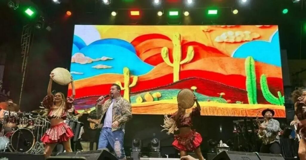 Clima de festa na Praça da Bandeira com Xand Avião em Jequié