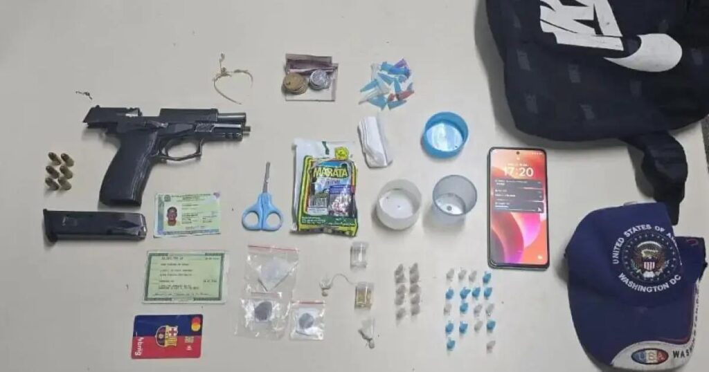 Dois homens são detidos com pistola e entorpecentes em Jauá