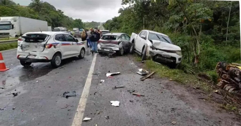 Engavetamento na BR-324 deixa caminhoneiro ferido em Amélia Rodrigues