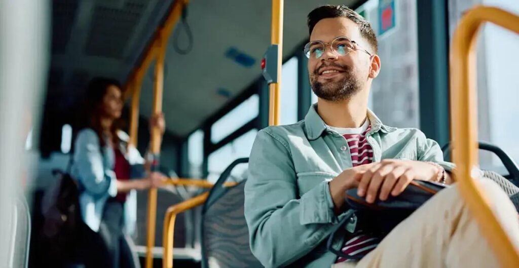 Entenda como a CLT define o deslocamento para o trabalho e seus direitos