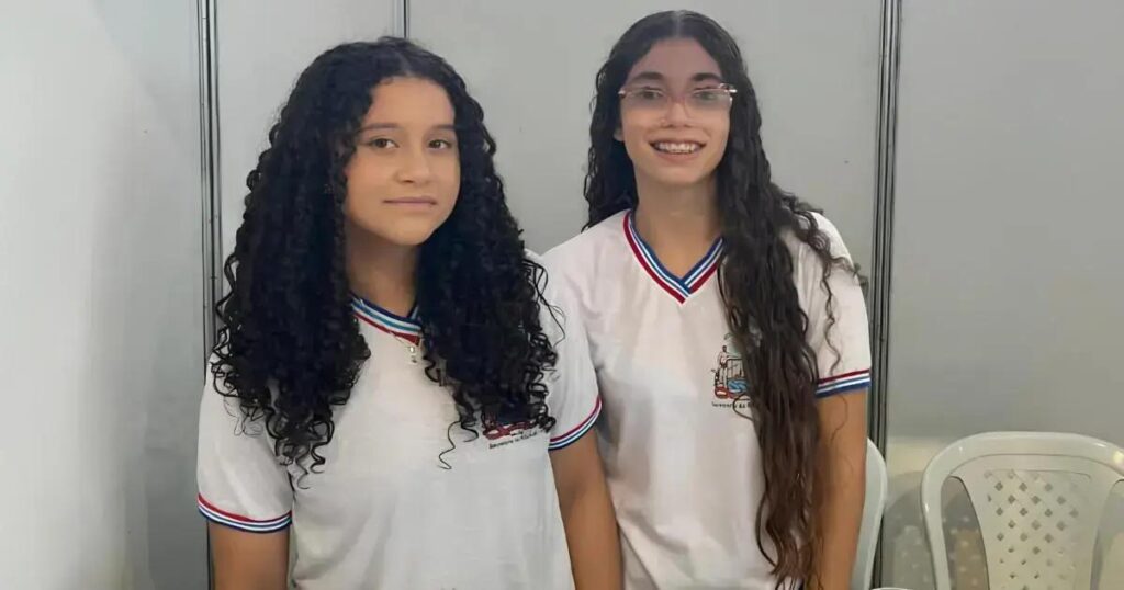 Estudantes da Bahia criam spray anti-inflamatório com cachaça e ervas