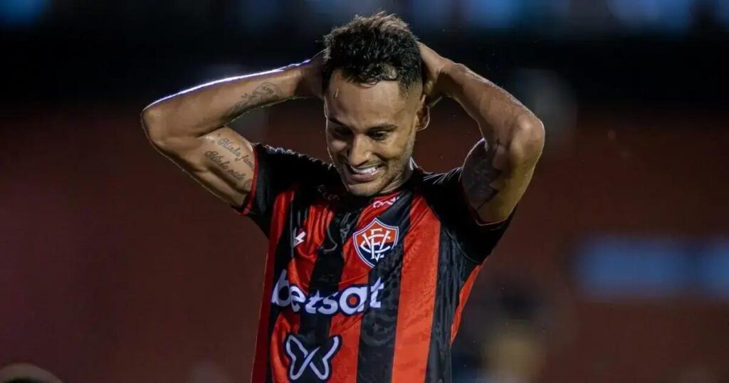 Ex-atacante do Vitória é preso por tráfico de drogas em MS