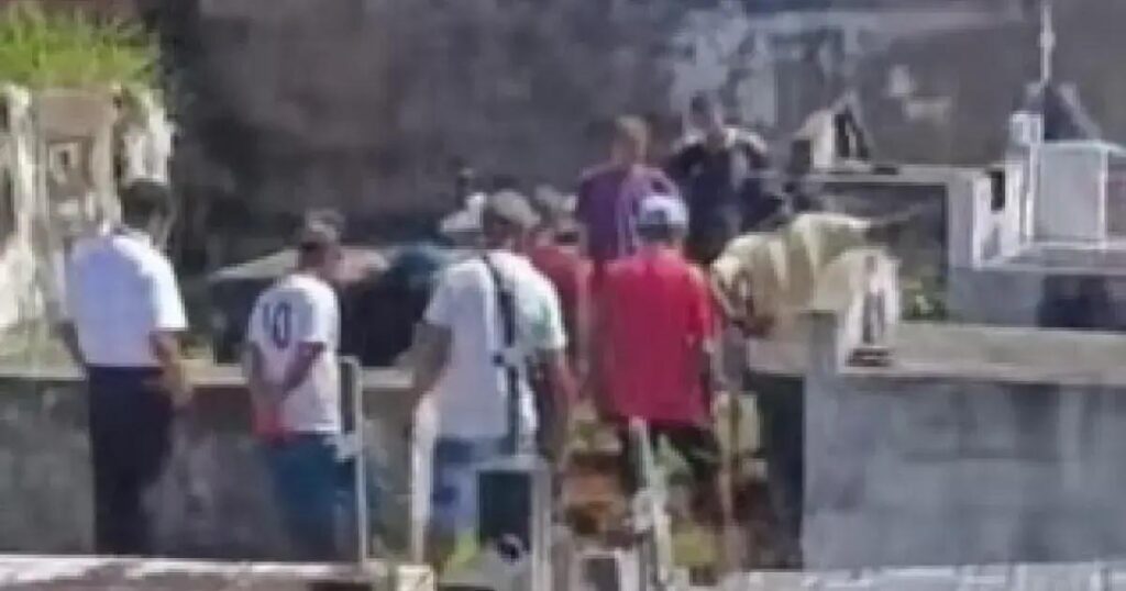 Família cavando cova para bebê em Itacaré revolta comunidade