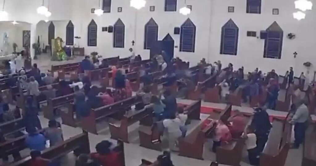 Fiéis se assustam com rojão em missa na Bahia