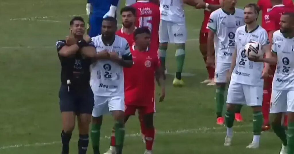 Fifa ativa protocolo antirracismo pela primeira vez no Goianão