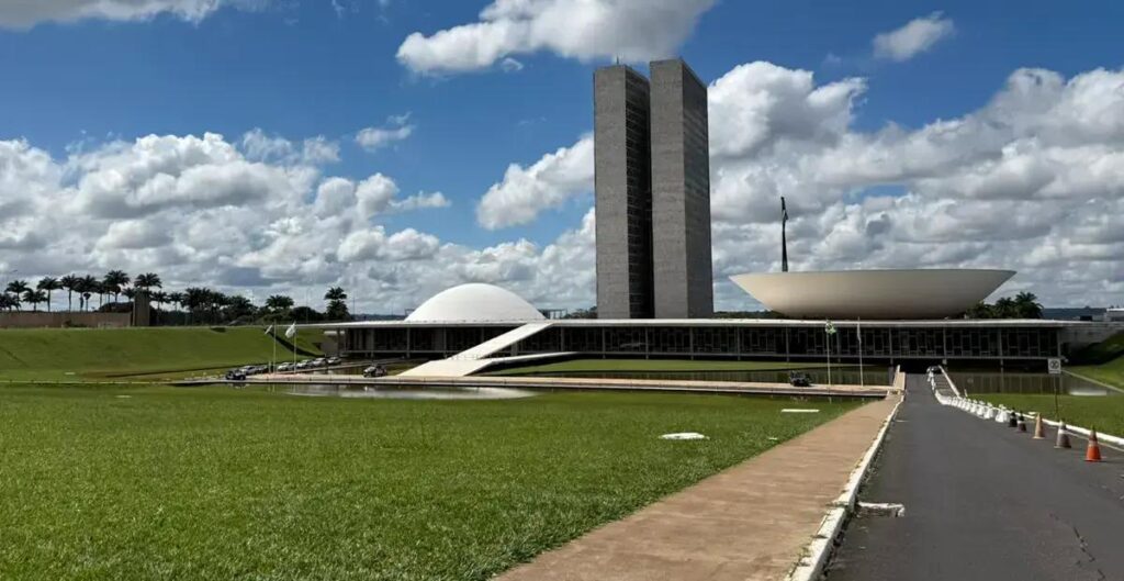 Governo adia anúncio de medidas sobre o IOF e busca apoio do Congresso