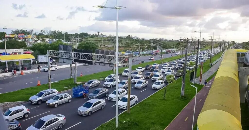 Grande engarrafamento na Avenida Paralela em Salvador no pré-feriado
