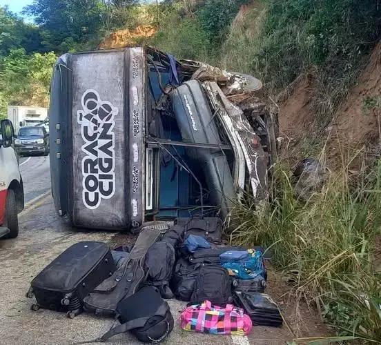 Grave acidente com ônibus da banda em Ribeirão do Largo gera feridos