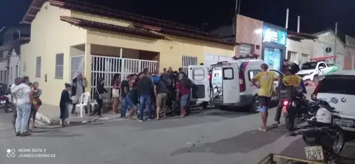 Grave acidente entre carro e moto em Itarantim deixa feridos graves