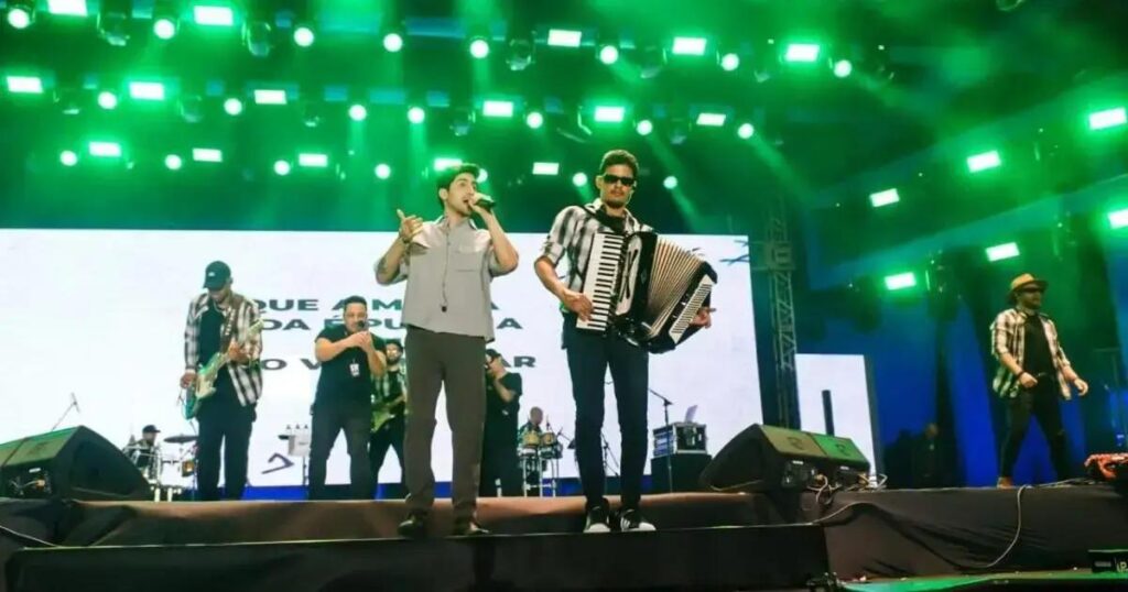 Henrique recebe presente inusitado durante show em Itabuna, Bahia