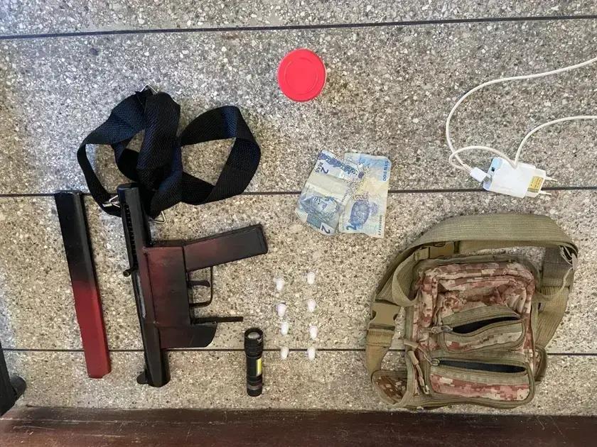 Homem efetua disparos contra a polícia e abandona arma em Santa Cruz Cabrália