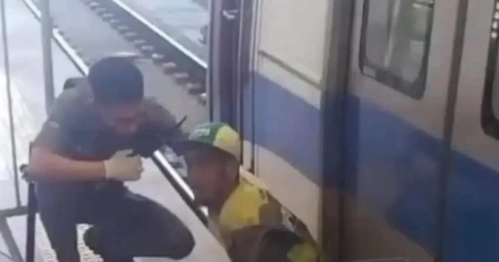 Homem fica prensado em metrô de Salvador após atravessar trilhos