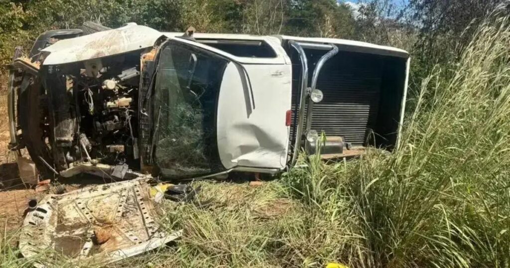 Idoso de 83 anos fica ferido em capotamento de carro na Bahia