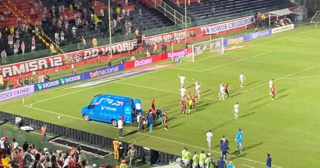 Jamerson sofre fratura em entrada violenta na Série A contra o Cruzeiro