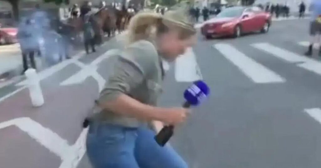 Jornalista é ferida por bala de borracha em protesto em Los Angeles