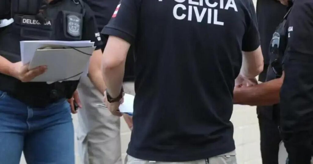 Jovem preso após esfaquear avó em Paulo Afonso; pai o imobiliza