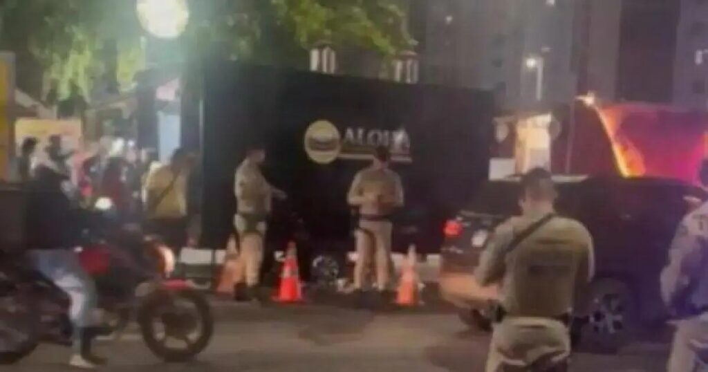 Jovem suspeito morre baleado durante assalto no Imbuí, em Salvador