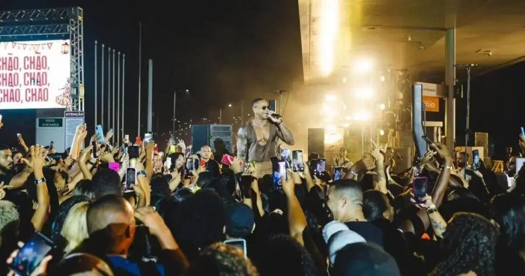 Léo Santana grava projeto audiovisual inusitado em posto de gasolina em Salvador