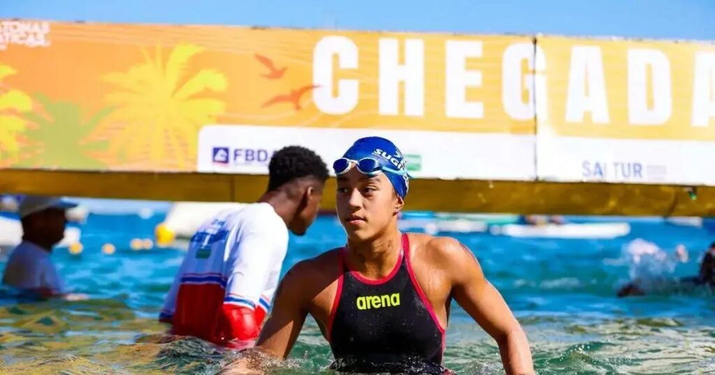 Luísa Sugimoto é premiada como Melhor Atleta de Natação da FBDA