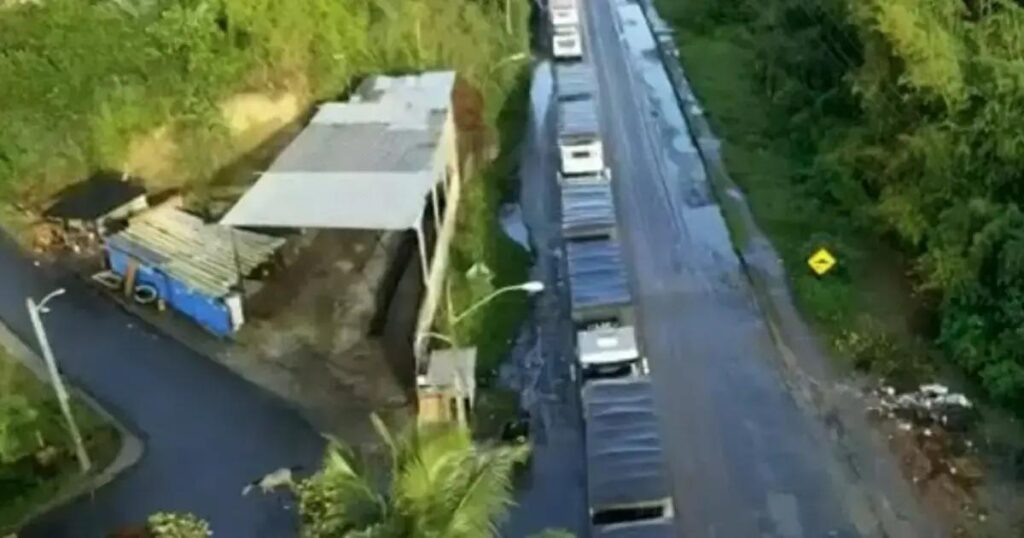 Manifestação causa congestionamento na Estrada do Derba em Salvador