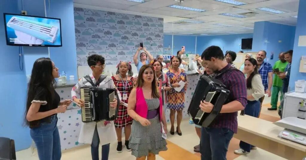 Médicos animam pacientes com forró no Hospital Roberto Santos em Salvador