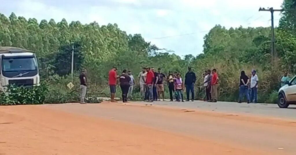 Moradores de Belmonte bloqueiam estrada em protesto por infraestrutura precária