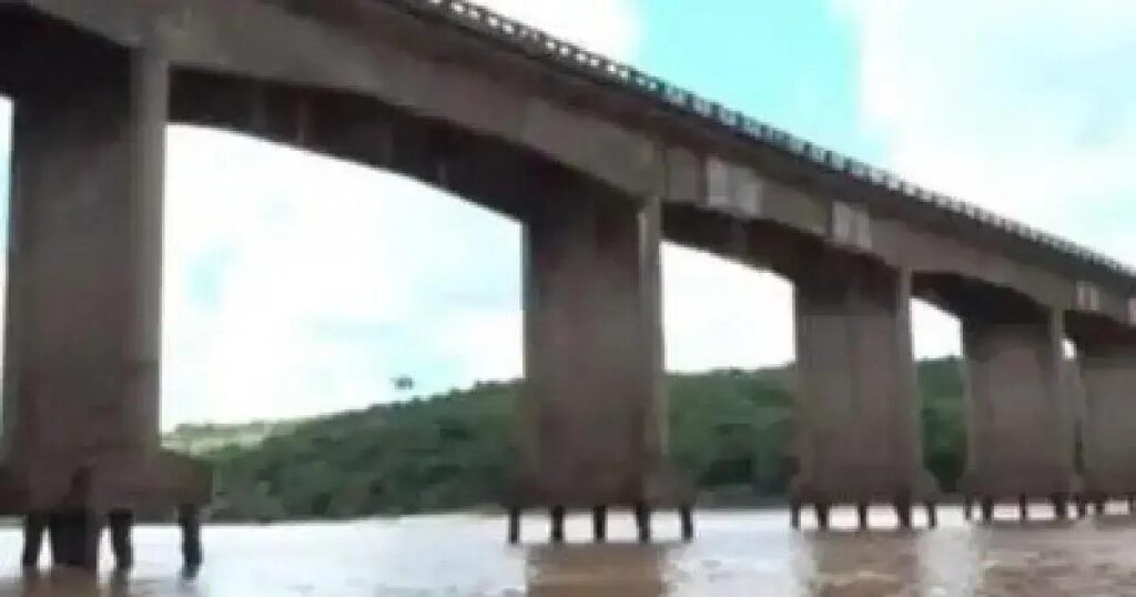 Moradores de Itapebi ignoram interdição e atravessam ponte sobre o Jequitinhonha