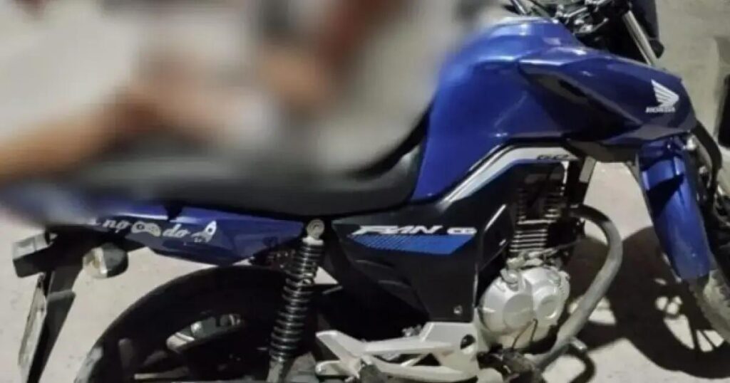 Motocicleta furtada em Zona Azul na Avenida Tancredo Neves em Salvador