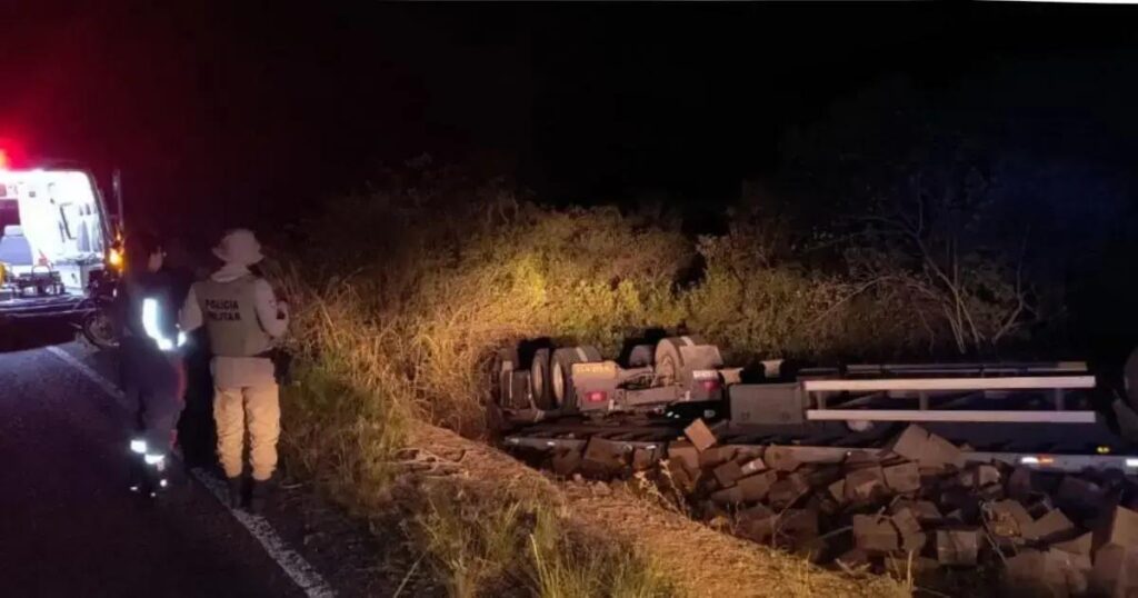 Motorista fica preso após caminhão capotar na BR-330, em Jequié