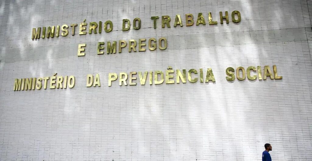 Novo adiamento das regras de trabalho em feriados pelo MTE para 2026