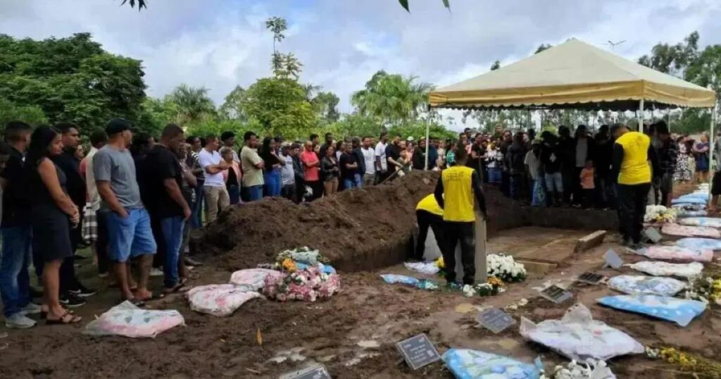 Pai e filho são sepultados após tragédia elétrica em Feira de Santana