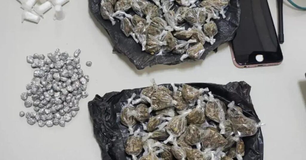 PM apreende drogas e detém suspeitos em Pernambués, Salvador