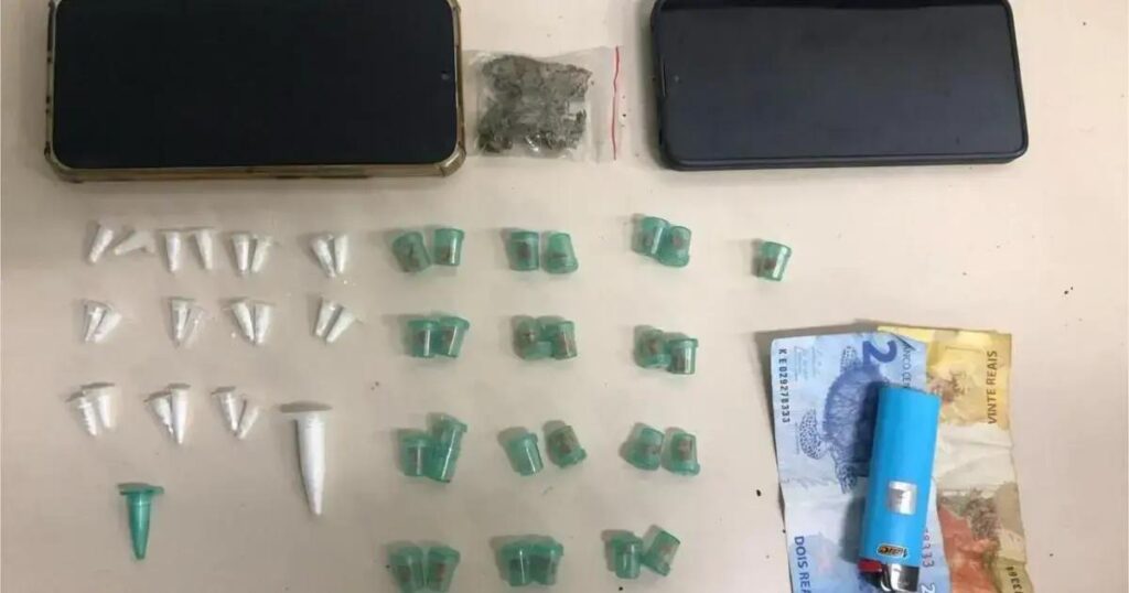 PM detém dois homens após apreensão de drogas em Cajazeiras