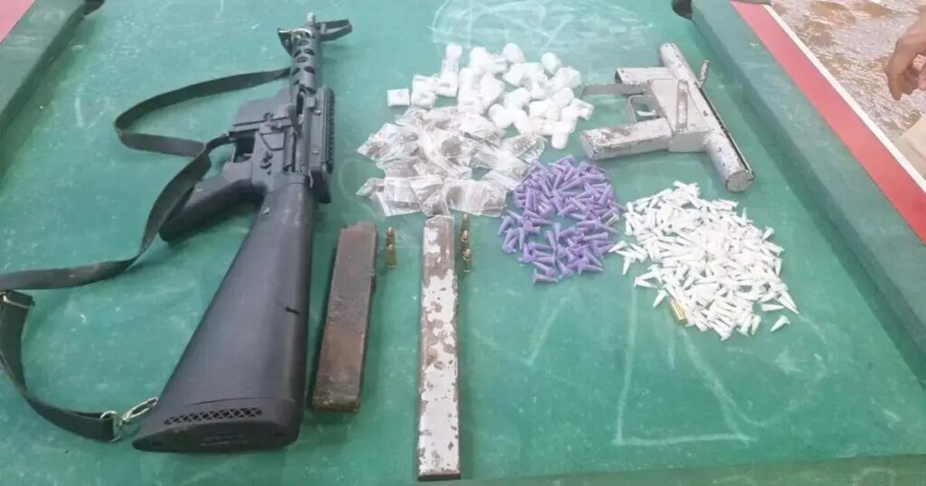 Polícia apreende drogas e armas em ação no bairro Lobato