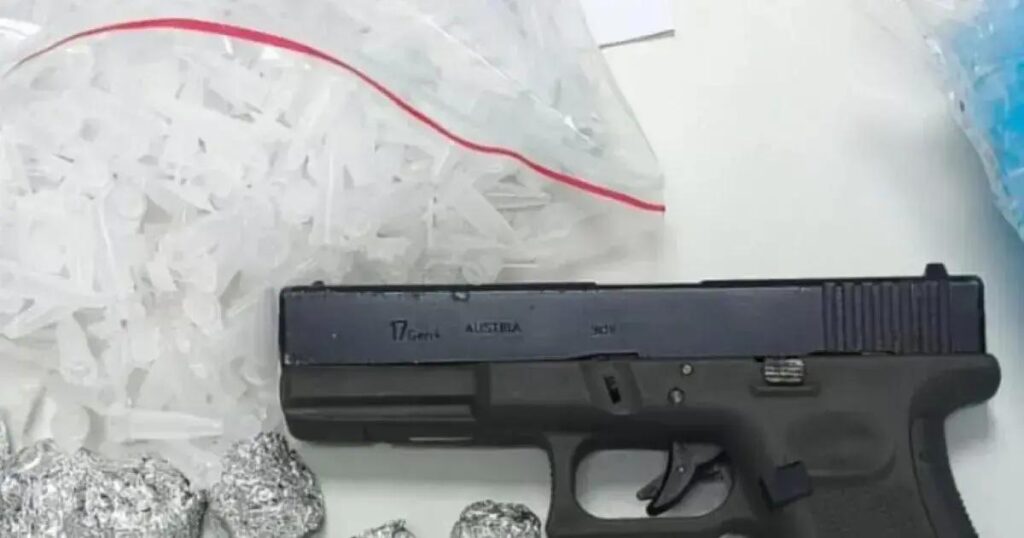 Polícia Militar apreende drogas e simulacro de arma em Feira de Santana