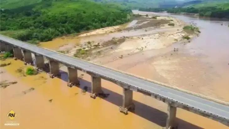 Ponte sobre o Rio Jequitinhonha é reaberta para veículos leves em Itapebi