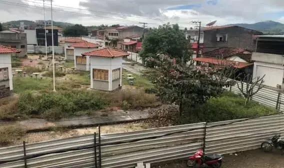Praça Cajazeira em Itarantim: um projeto abandonado que gera indignação